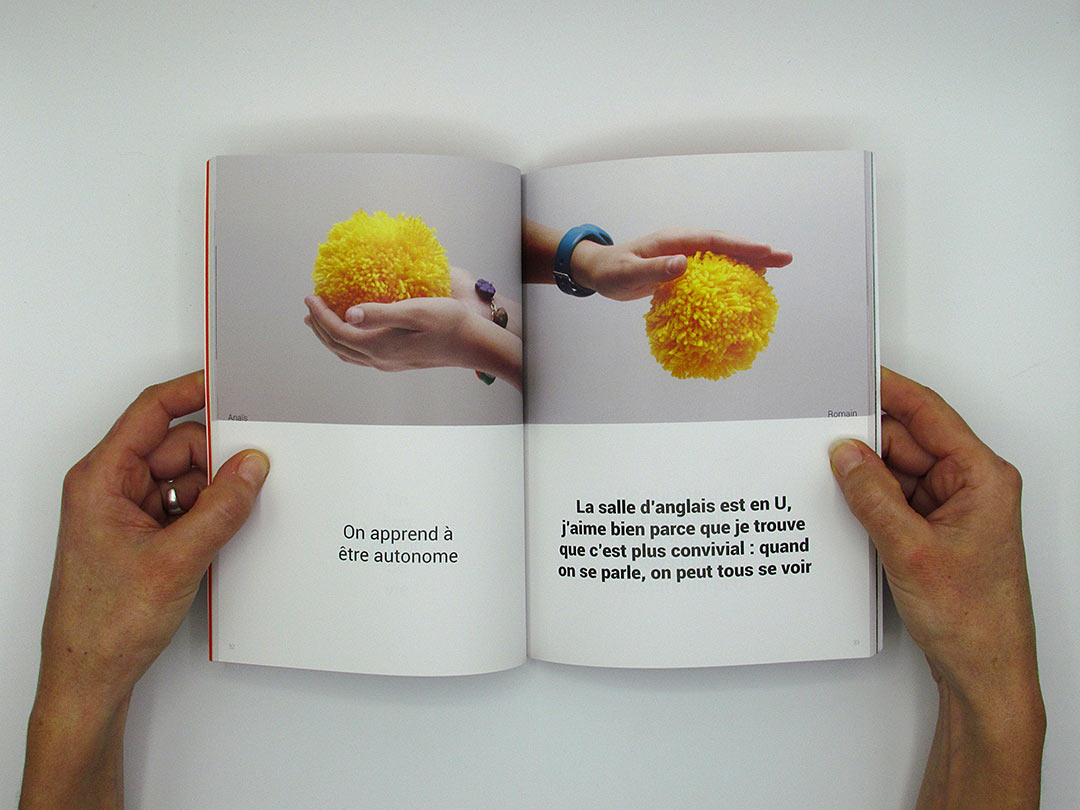 Détail double page ouvrage A mains levées... Pompons jaune. Art participatif viviane rabaud 1% artistique ardeche