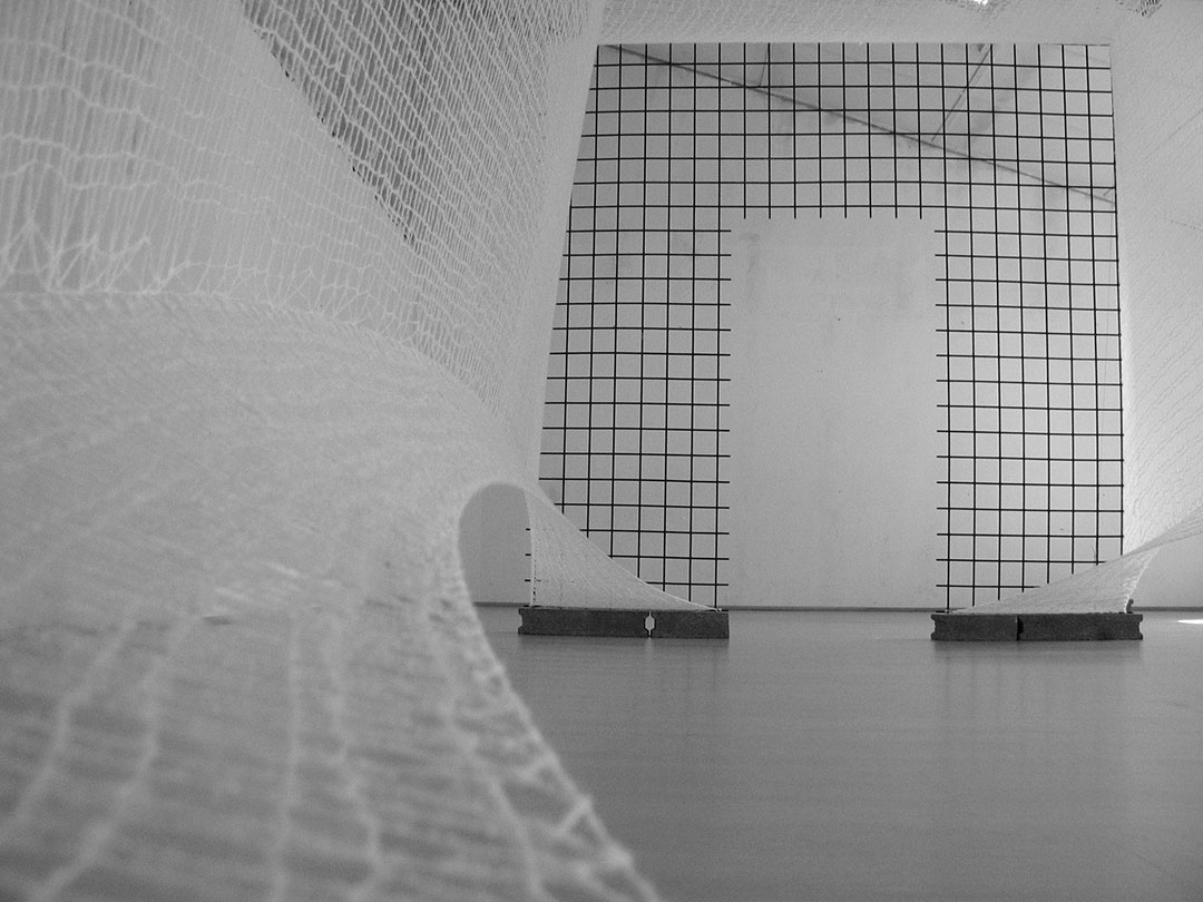 Boulainerie Viviane Rabaud. Textile. Tunnel de laine mohair blanche tricotinée sur treillis de bâtiment.