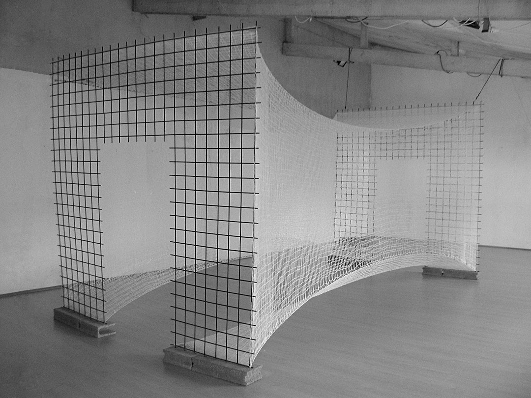 Boulainerie Viviane Rabaud. Textile. Tunnel de laine mohair blanche tricotinée sur treillis de bâtiment.