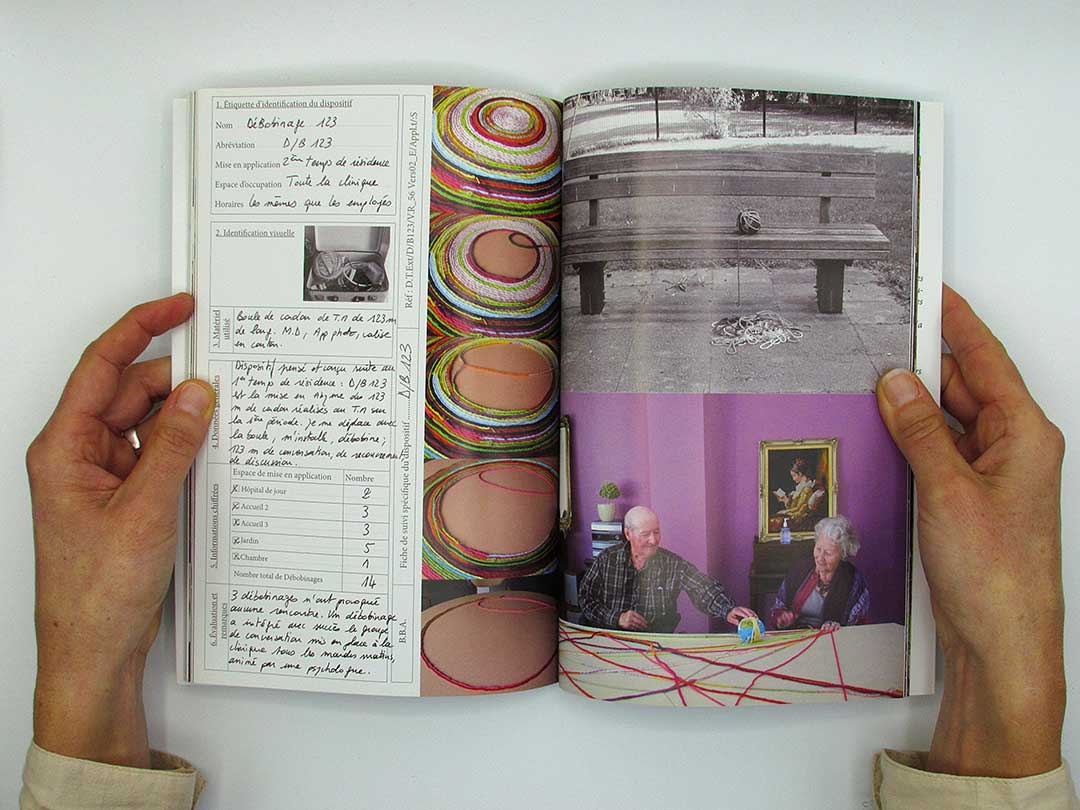 Détail double page ouvrage Tricotinages... Personnes agées avec boule de tricotin de laine. Art participatif viviane rabaud Colmar