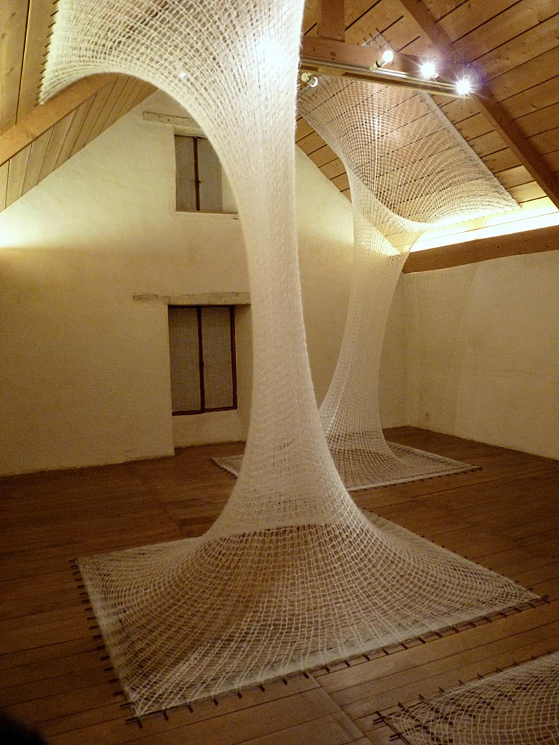 Installation Textile. Laine Mohair blanche tricotinée sur treillis de fer à béton.