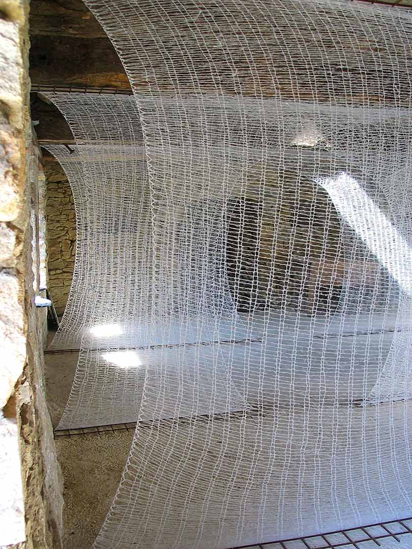 Installation filaire, Moulin de Pont Croix, Treillis de fer à béton et laine mohair blanche, viviane rabaud