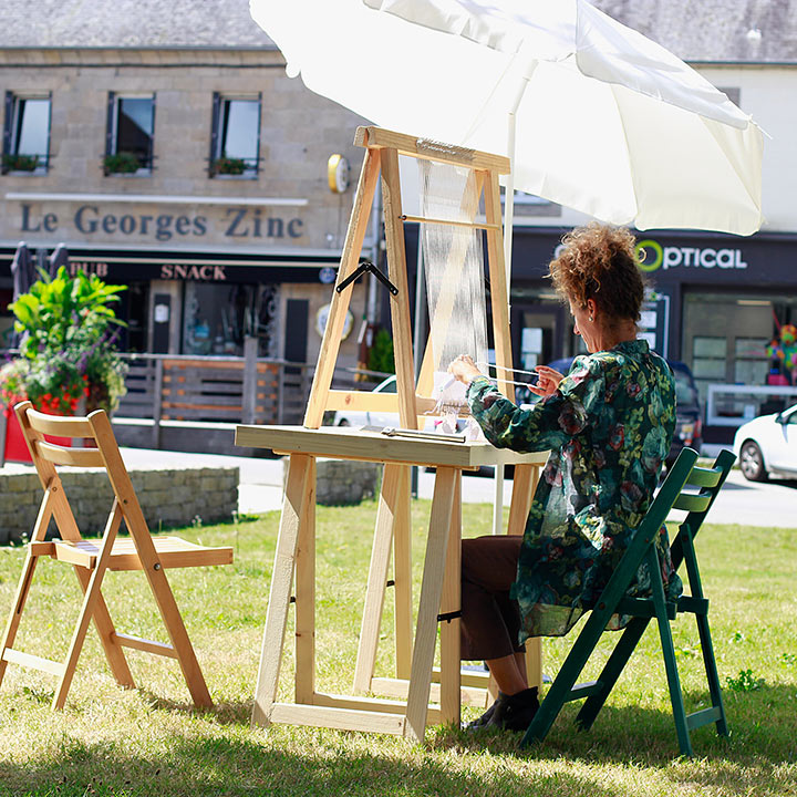 Portrait d'habitants, carhaix, viviane rabaud. vue de l'artiste au travail devant la caravane du BBA.