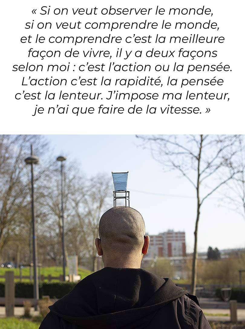 Sitting Tour. Détail affiche sur panneau éléctoral. Portrait de dos avec chaise et laine bleu clair sur la tête. Les Mureaux. Art participatif, Viviane Rabaud