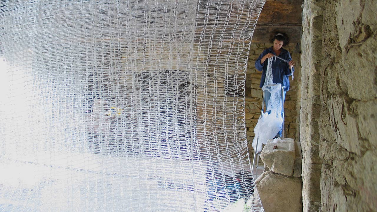 viviane rabaud, oeuvre en montage : l'artiste en cours d'installation au moulin de pont croix. Jeu de Mesh, Art à la Pointe 2010
