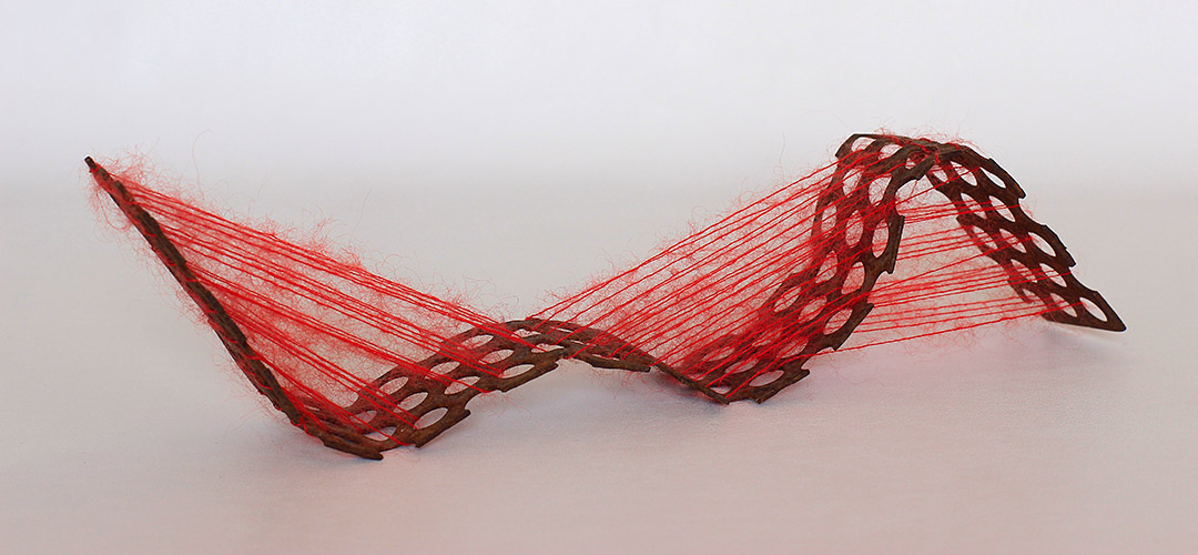 Boulainerie Viviane Rabaud. Textile. Elément tôle perforée plié 4 fois (vague) avec laine mohair rouge.