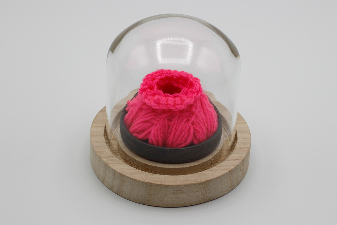 assemblage laine mohair rose directement crochetée à un disque acier, oeuvre viviane rabaud