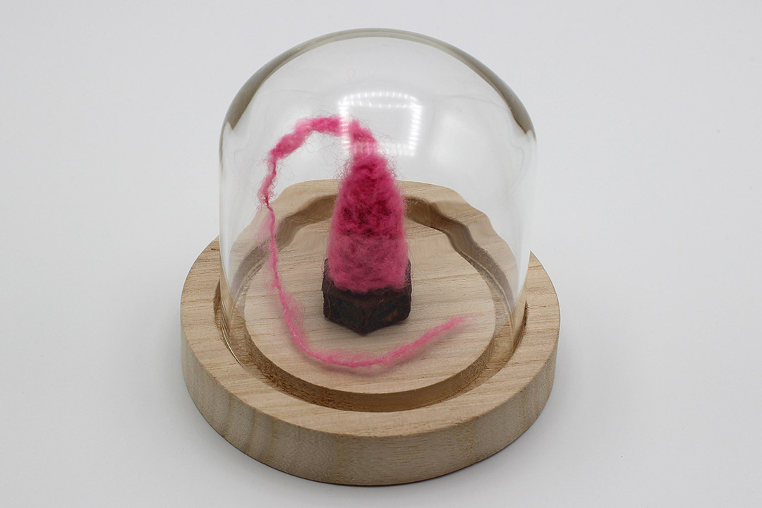 assemblage laine rose verte directement crochetée à un écrou acier, oeuvre viviane rabaud