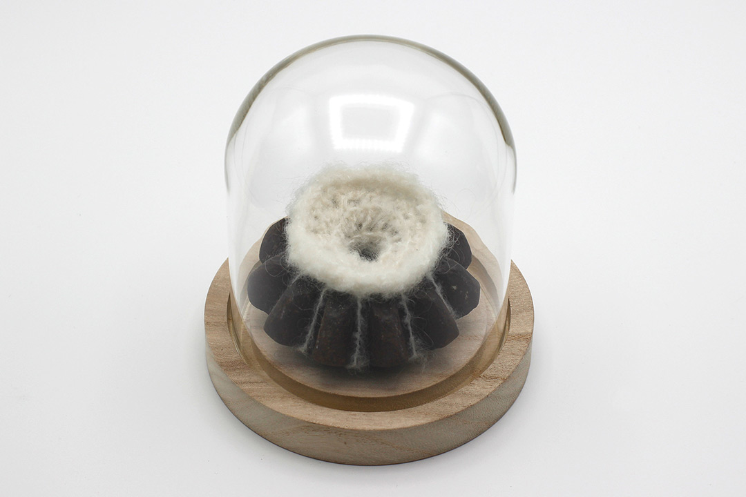 assemblage laine mohair blanche directement crochetée à un pignon acier, oeuvre viviane rabaud