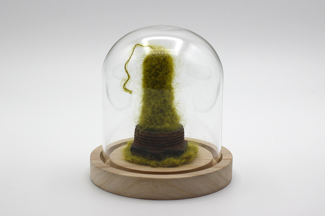 assemblage laine mohair verte directement crochetée à un écrou fileté acier, oeuvre viviane rabaud