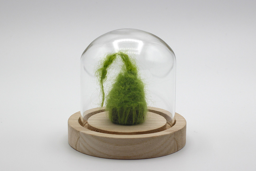 assemblage laine mohair verte directement crochetée à un écrou acier, oeuvre viviane rabaud