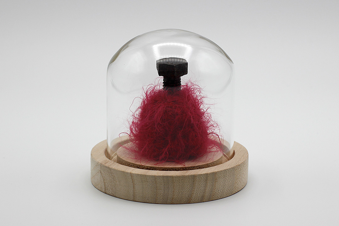 assemblage laine mohair rouge directement crochetée à un boulon acier, oeuvre viviane rabaud