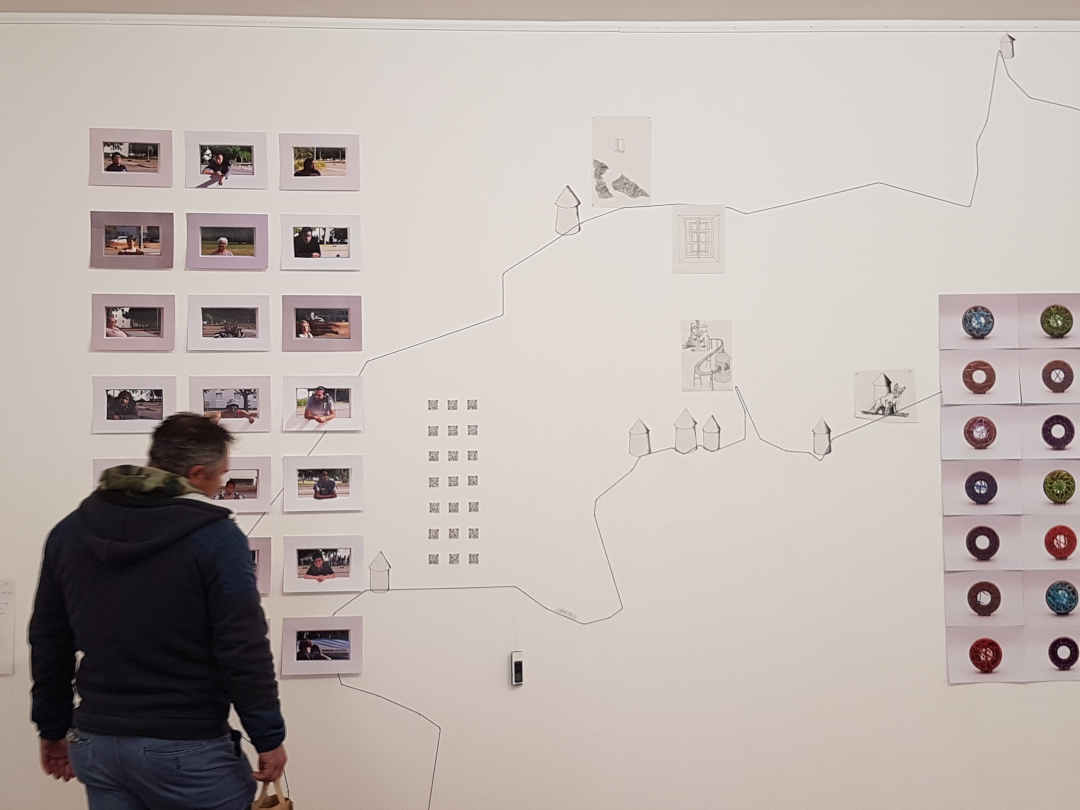 ephemere-viviane-rabaud-residence-artistique-5-1 Résidence de recherche Viviane Rabaud et Tugdual de Bonviller, éphémère Port Louis Novembre 2023. Visiteur en lecture de l'installation au mur, Prendre Place. photographies, tracé, dessins.