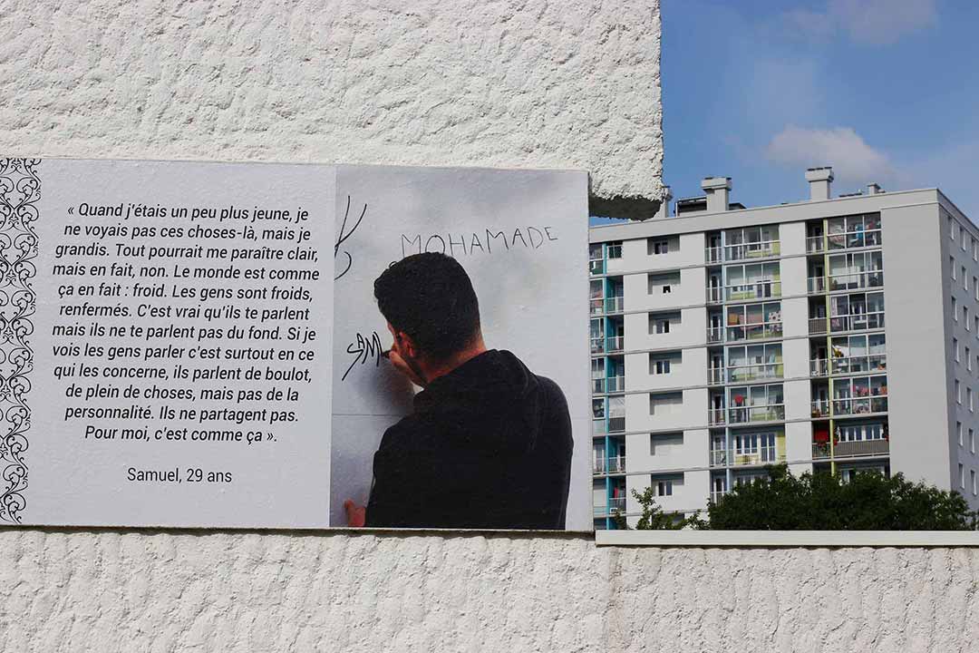 prendre-place-lorient-bois-du-chateau-mur-prenomade-oeuvre1-viviane-rabaud-8 prendre place, oeuvre, vue rapprochée, art contemporain, projet art participatif, mur prénomade, lorient, viviane rabaud