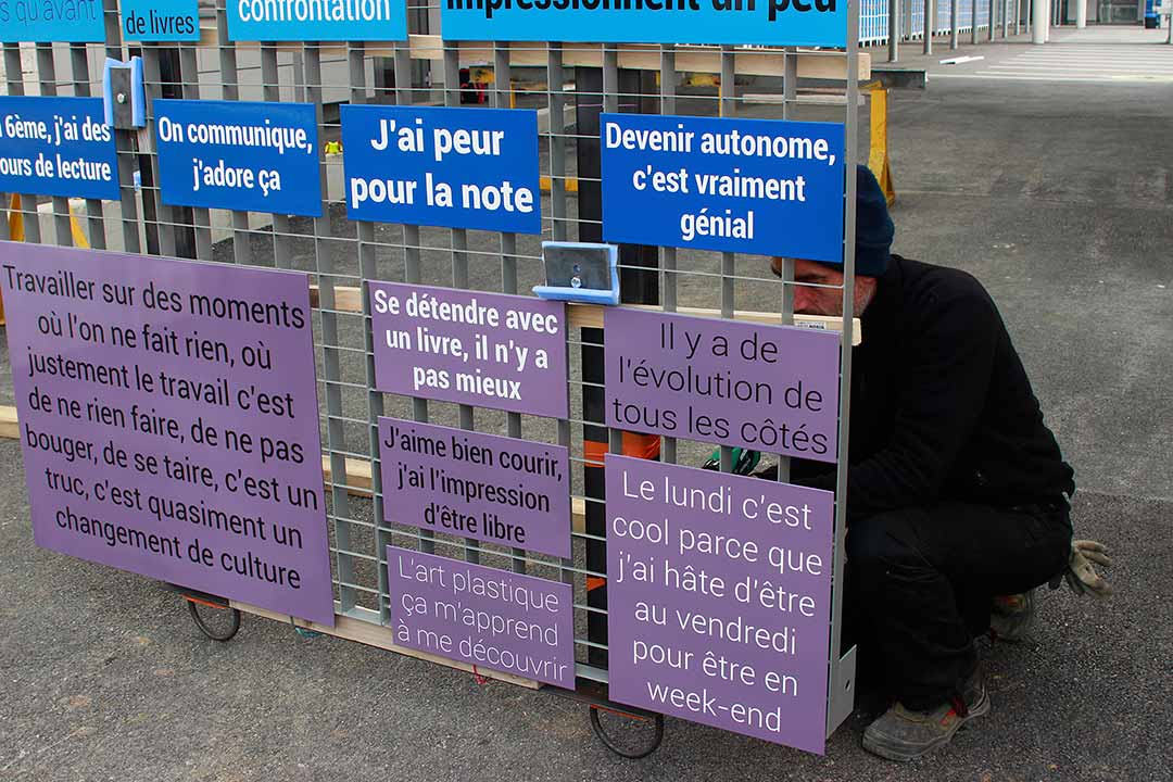 Sitting Tour. Détail affiche sur panneau éléctoral. Portrait de dos avec chaise et laine orange sur la tête. Les Mureaux. Art participatif, Viviane Rabaud