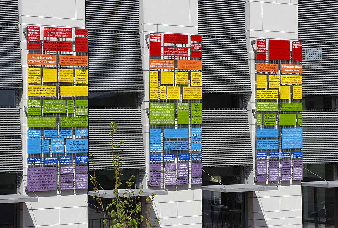 Vue oeuvre A mains levées..., Triptyque de plaques émaillées, couleur arc-en-ciel, façade collège Agéron : Oeuvre pérenne Viviane Rabaud, 1% artistique, Ardeche.