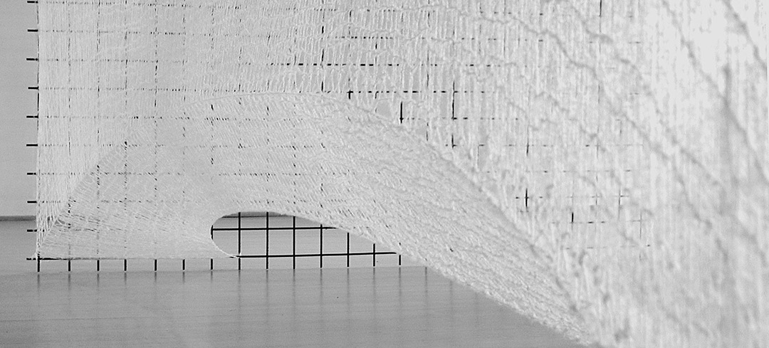 Boulainerie Viviane Rabaud. Textile. Détail du tunnel de laine mohair blanche tricotinée sur treillis de bâtiment.