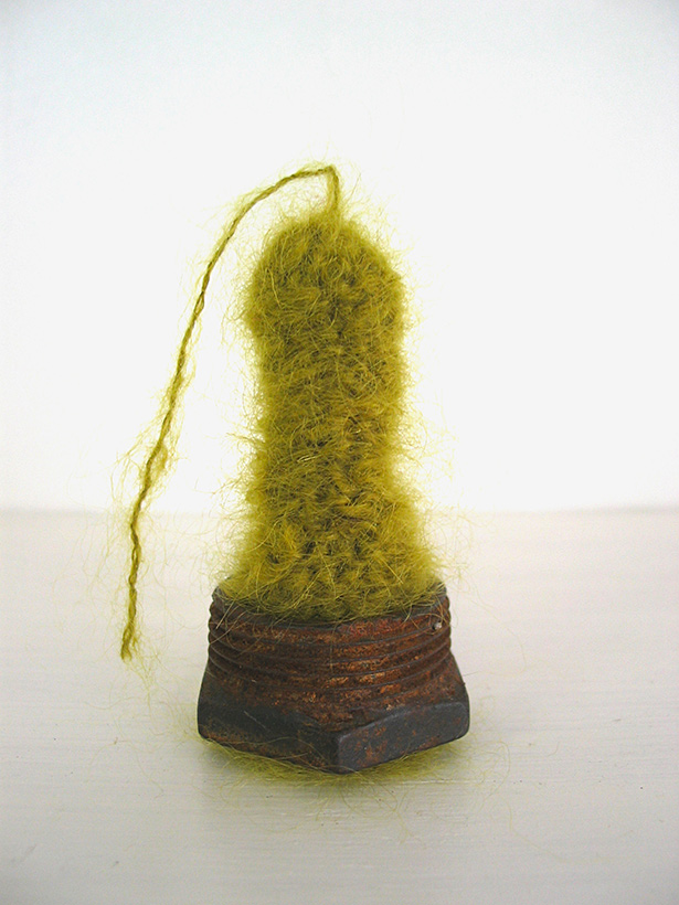 Boulainerie Viviane Rabaud. Textile. Bouchon de citerne, acier rouillé, avec calotte en laine verte crochetée.