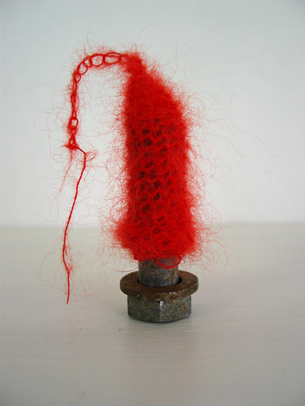 Boulainerie Viviane Rabaud. Textile. Boulon vertical avec calotte en laine rouge crochetée.