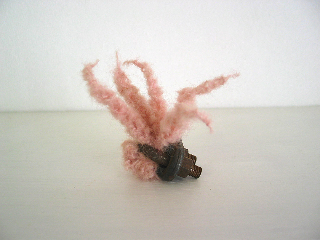 Boulainerie Viviane Rabaud. Textile. Serre cable rouillé enserrant de la laine mohair rose crochetée.