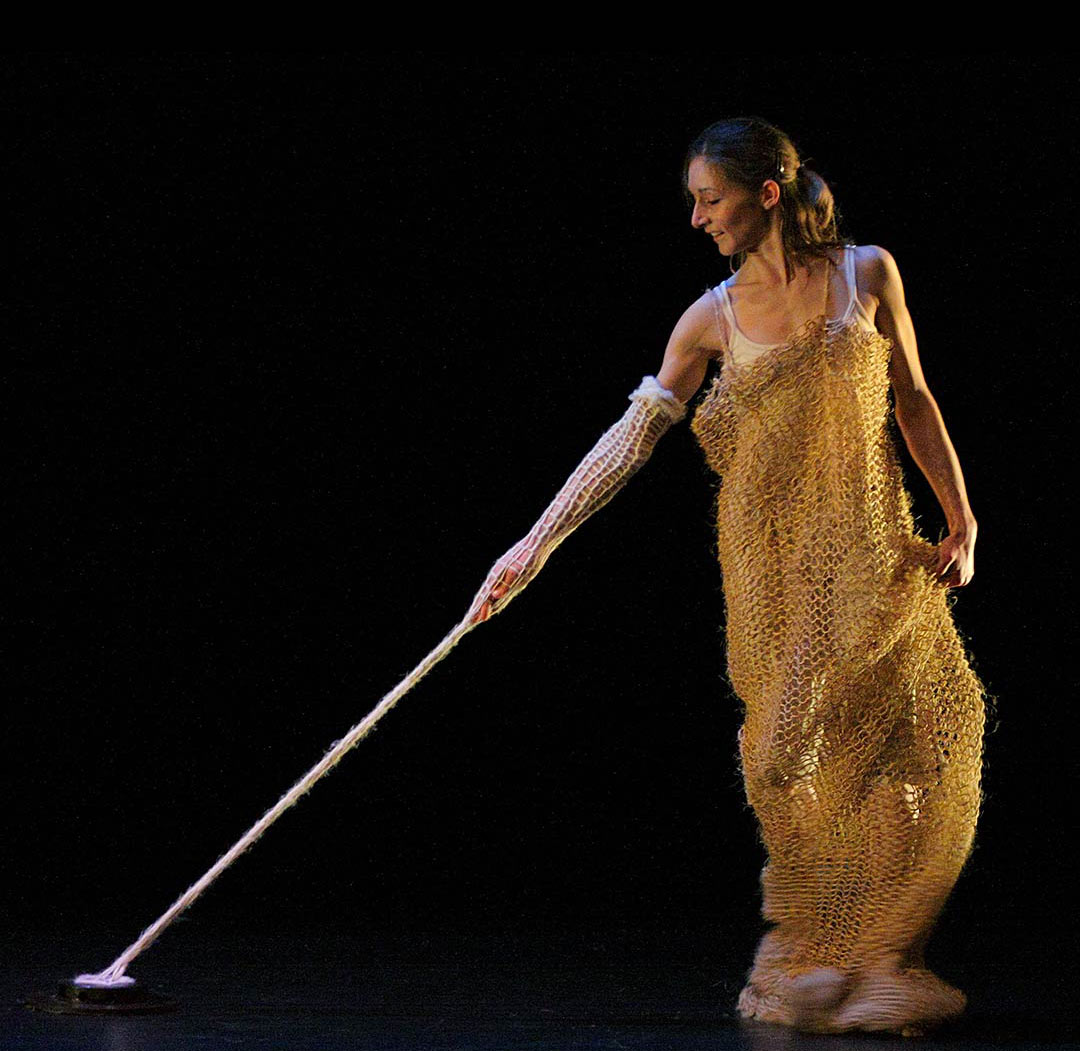 Scénographie, danse contemporaine, création viviane rabaud. Danseuse avec boulaineries (acier et laine) et robe tricotinée (ficelle sisal)