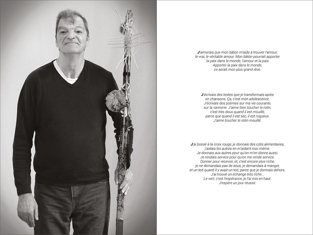 Double page de l'ouvrage Histoires sur mesures. Portrait noir et blanc d'un participant debout avec son bâton de parole et phrases retenues. Bégard, art participatif, édition, Viviane Rabaud