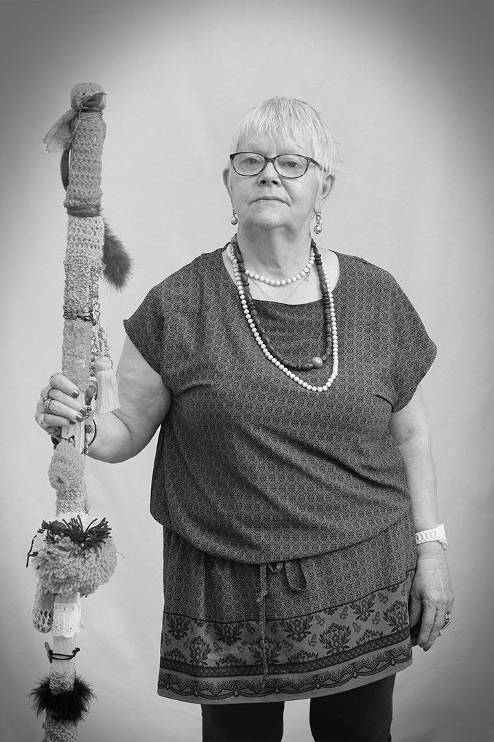 Portrait noir et blanc d'une participante avec son bâton de parole. Histoires sur mesures, Bégard, Art participatif, Viviane Rabaud