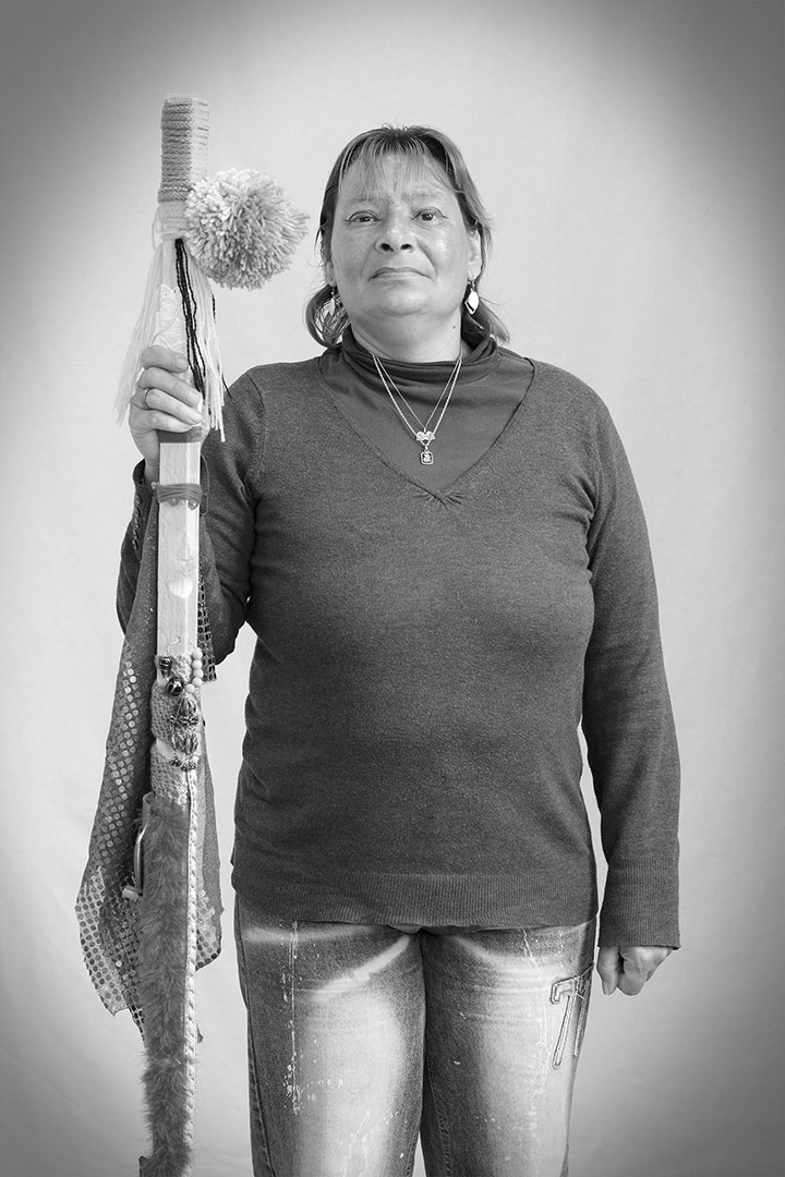 Portrait noir et blanc d'une participante avec son bâton de parole. Histoires sur mesures, Bégard, Art participatif, Viviane Rabaud