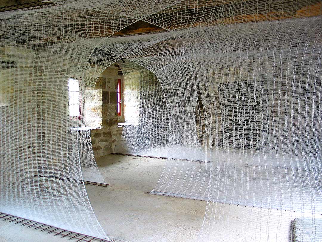 Installation filaire, Moulin de Pont Croix, Treillis de fer à béton et laine mohair blanche, viviane rabaud