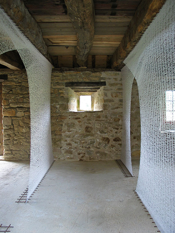 Installation filaire, Moulin de Pont Croix, Treillis de fer à béton et laine mohair blanche, viviane rabaud