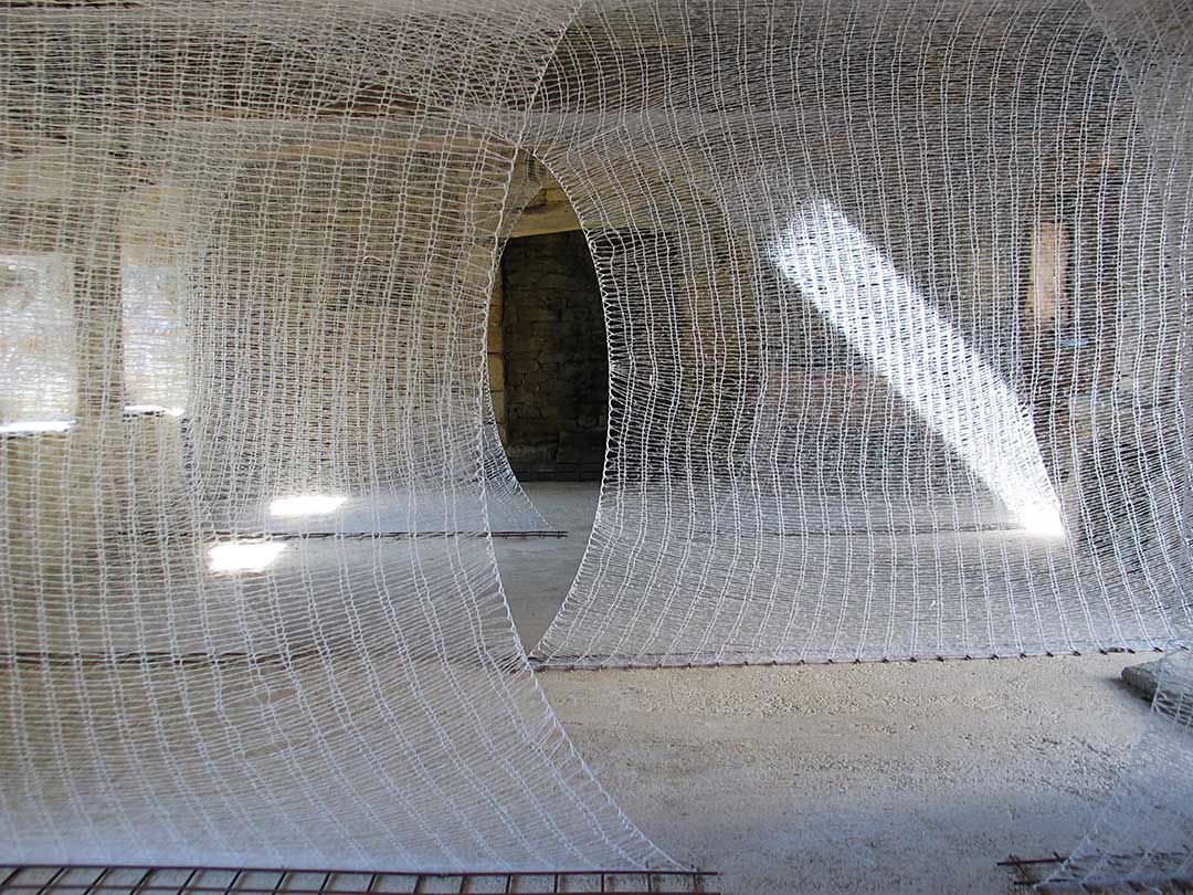 Installation filaire, Moulin de Pont Croix, Treillis de fer à béton et laine mohair blanche, viviane rabaud