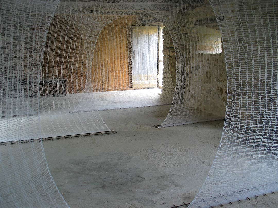 Installation filaire, Moulin de Pont Croix, Treillis de fer à béton et laine mohair blanche, viviane rabaud