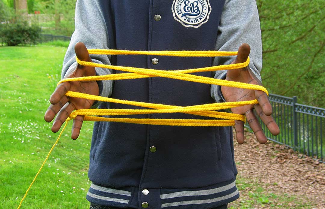 libération du tapis, parc de l'oseraie, les mureaux. Détail d'un tricotin réalisé. Art participatif, Viviane Rabaud