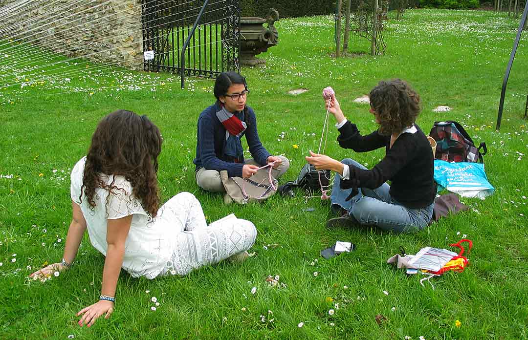 libération du tapis, parc de l'oseraie, les mureaux. Rencontre tricotinée dans le parc. Art participatif, Viviane Rabaud