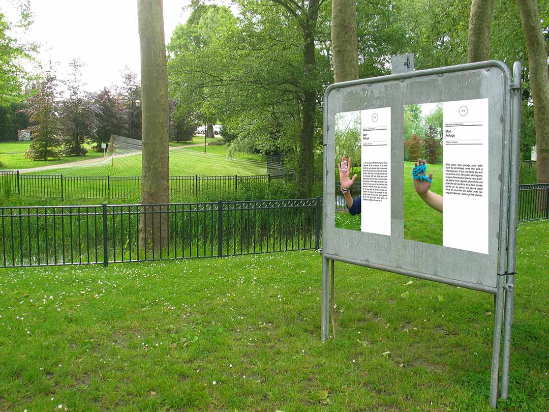 libération du tapis, parc de l'oseraie, les mureaux. Affiches sur panneaux éléctoraux. Portraits de mains avec tricotins et témoignages retenus. Art participatif, Viviane Rabaud