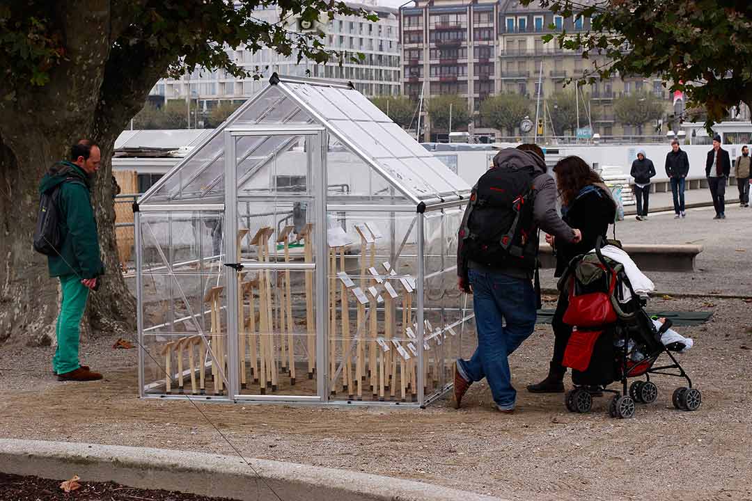 Sitting Tour, Les Mureaux, Quartier Vigne Blanche. Caravane du Bureau des Bilans Artistique, Tissage en extérieur, rencontre d'habitant. Art participatif, Viviane Rabaud