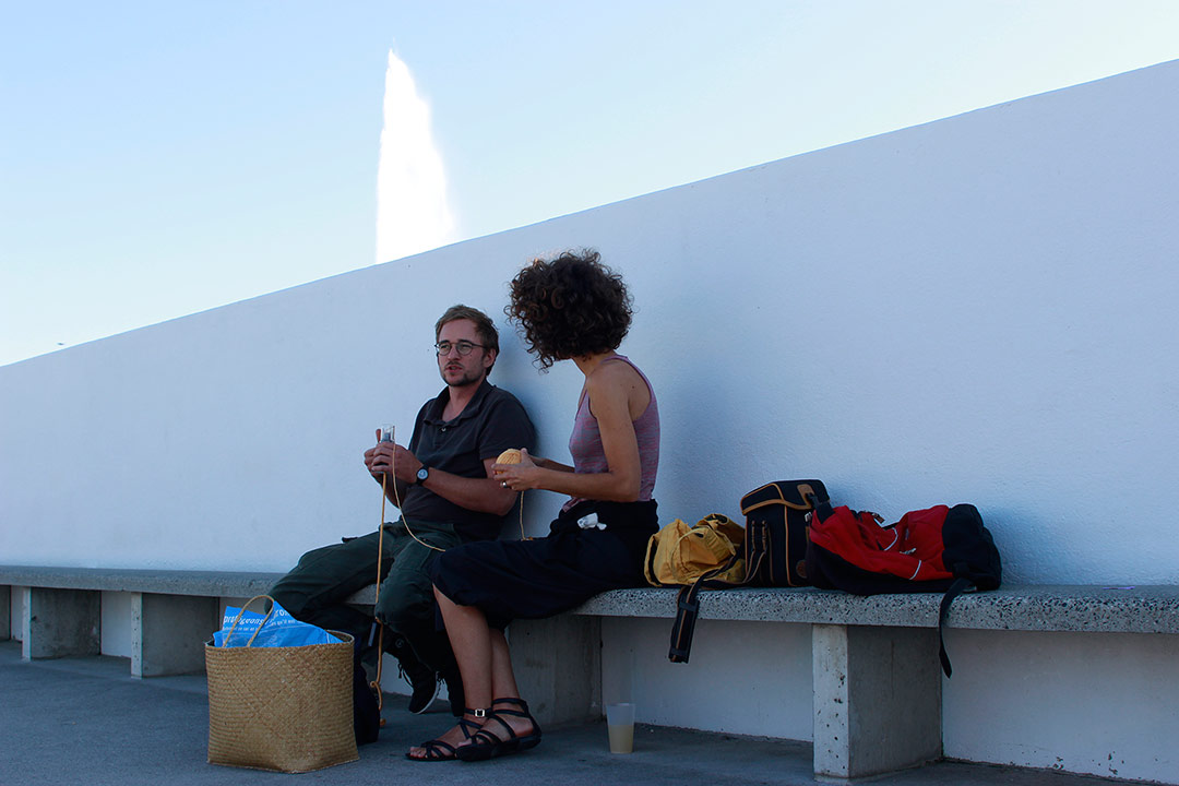 Sitting Tour. Détail affiche sur panneau éléctoral. Portrait de dos avec chaise et laine orange sur la tête. Les Mureaux. Art participatif, Viviane Rabaud