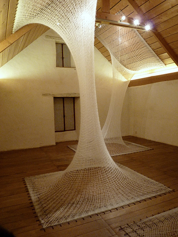 Installation Textiile. Laine Mohair blanche tricotinée sur treillis de fer à béton.