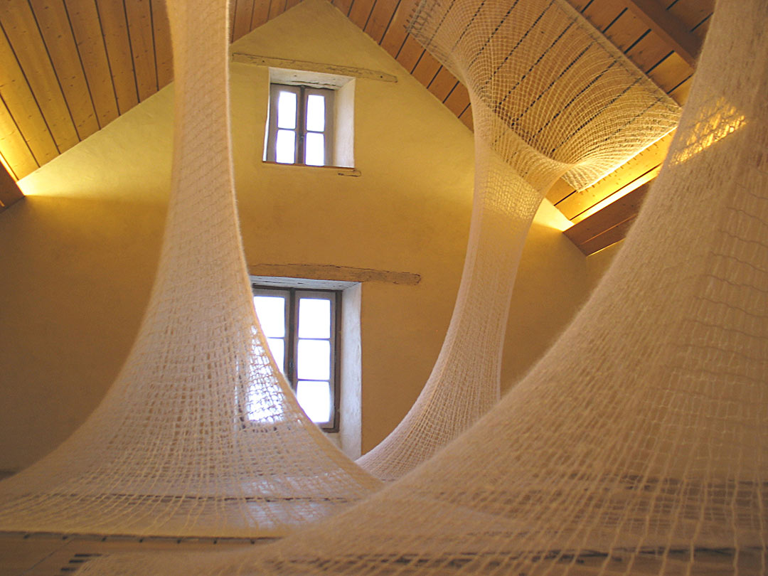 Installation Textiile. Laine Mohair blanche tricotinée sur treillis de fer à béton.