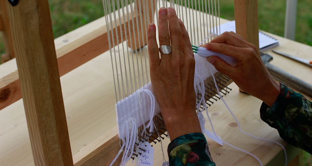 Portrait d'habitants, carhaix, viviane rabaud. Détail artiste au tissage.