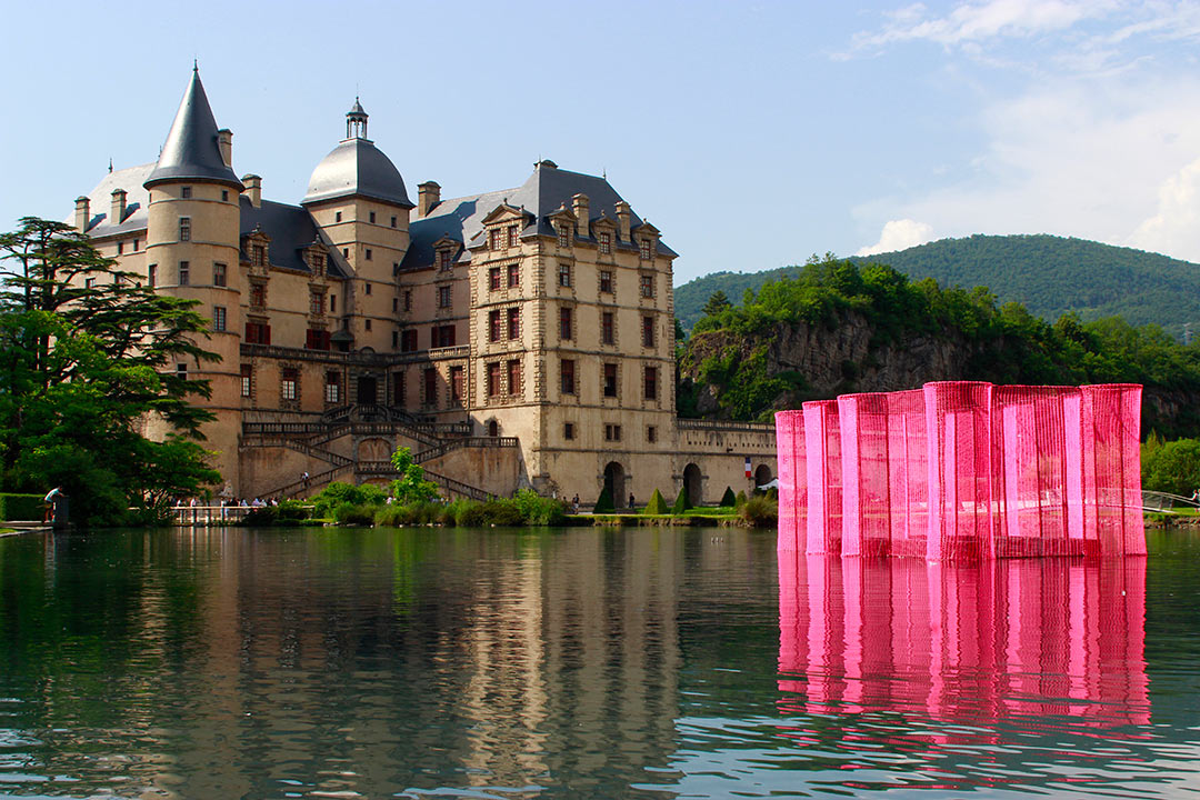 Château de Vizille, Musée de la Révolution Française. Installation Filaire sur l'eau, reproduction de la Bastille Française à l'échelle 1/12ème, fil de scoubidou tricotiné sur structure acier, chateau du musée en arrière plan. Viviane Rabaud