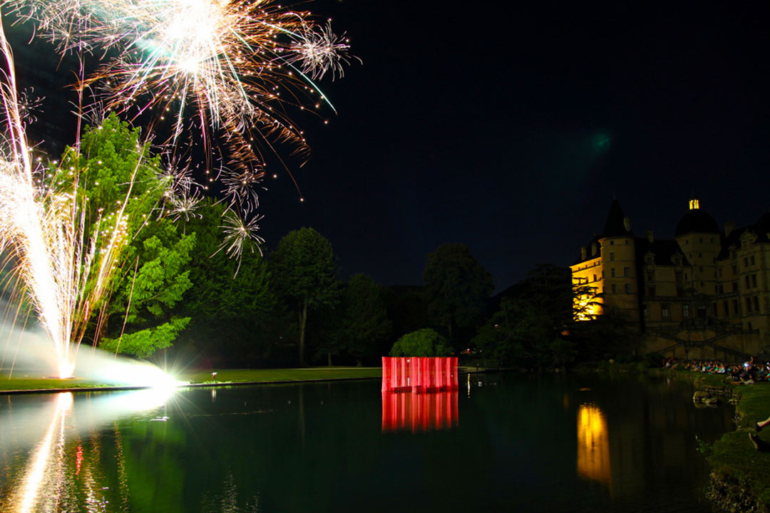 Château de Vizille, Musée de la Révolution Française. Installation Filaire sur l'eau, reproduction de la Bastille Française à l'échelle 1/12ème, fil de scoubidou tricotiné sur structure acier, chateau du musée en arrière plan, feu d'artifice. Viviane Rabaud