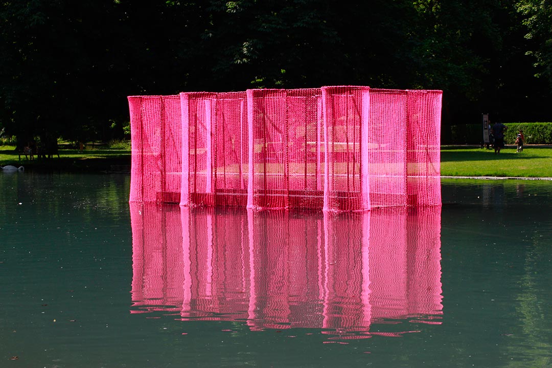 Château de Vizille, Musée de la Révolution Française. Installation Filaire sur l'eau, reproduction de la Bastille Française à l'échelle 1/12ème, fil de scoubidou tricotiné sur structure acier. Viviane Rabaud