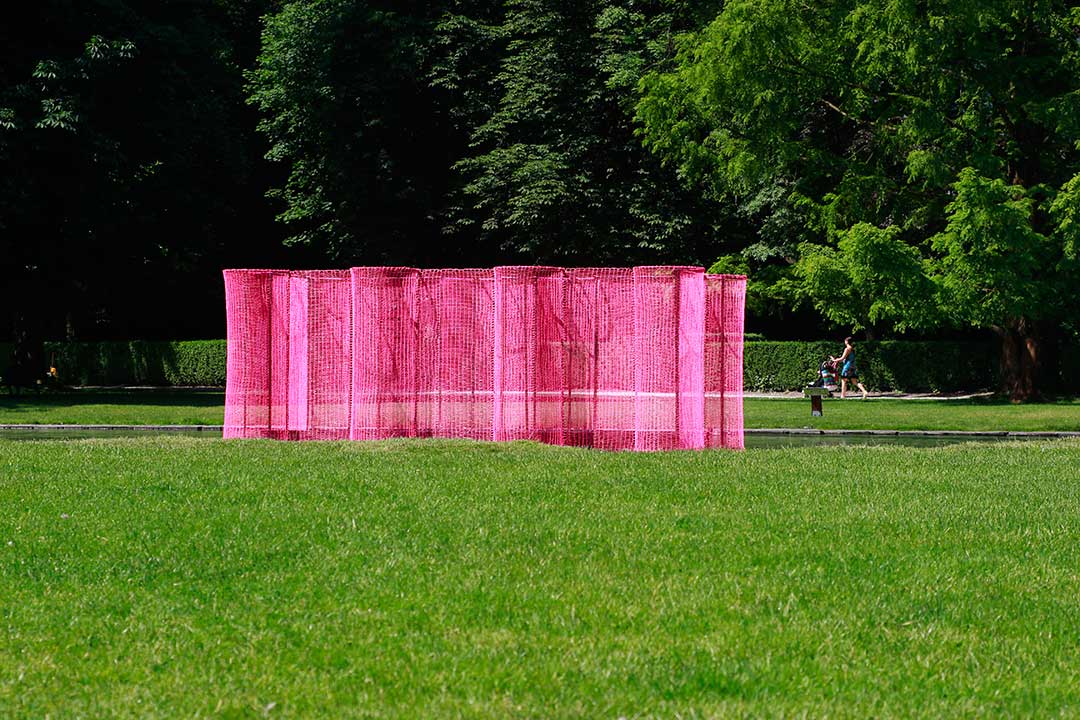 Château de Vizille, Musée de la Révolution Française. Installation Filaire sur l'eau, reproduction de la Bastille Française à l'échelle 1/12ème, fil de scoubidou tricotiné sur structure acier. Viviane Rabaud