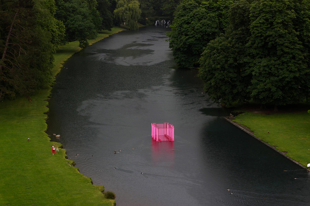 Ministère des Affaires de la Terre, Bains des Pâquis, Genève. Intérioeur de la serre, détail de trois phrases sur panneaux bois. Art participatif, Viviane Rabaud