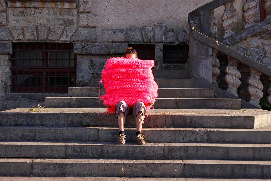 Château de Vizille, Musée de la Révolution Française. Installation Filaire sur l'eau, reproduction de la Bastille Française. L'artiste portant les 10km de scoubidous tricotiné. Viviane Rabaud