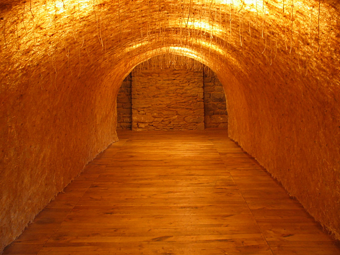 Installation filaire, Pont Scorff, tunnel de chanvre suspendu à la charpente, viviane rabaud