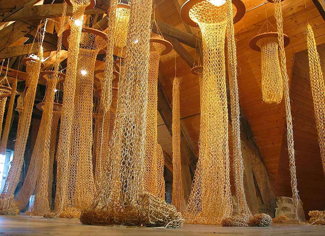 Installation filaire, champ de tricotins géants suspendus à la charpente, viviane rabaud