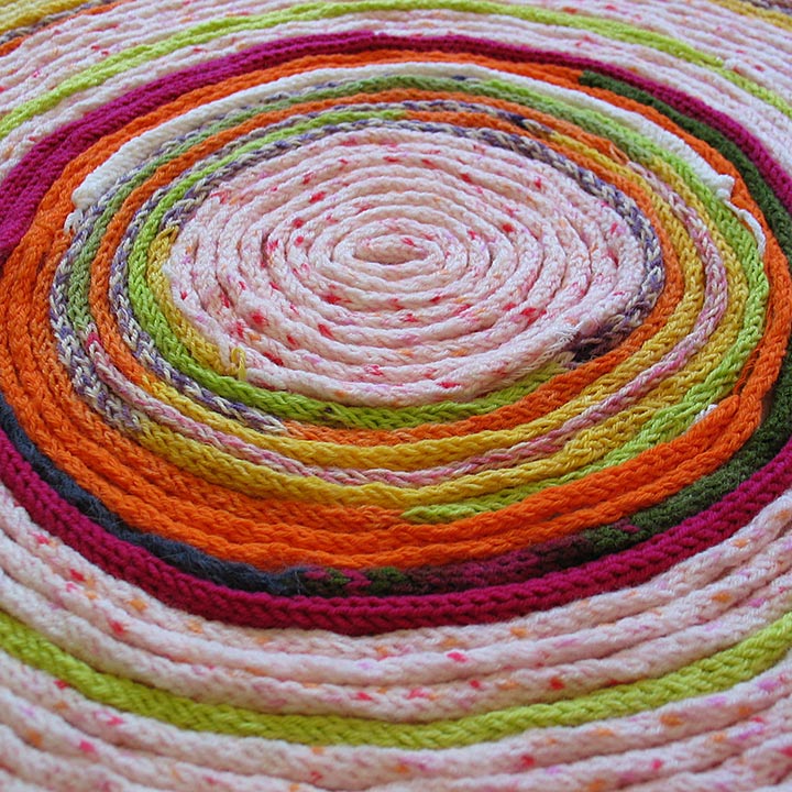 Enroulement concentriques de tricotins de laine. Viviane Rabaud, Art participatif, Colmar