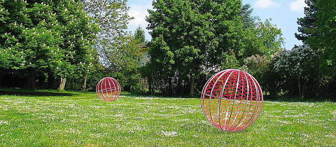 Vue des deux sphère en aluminium recouverte de drisse de couleur rose. Jardin du Diaconat. Viviane Rabaud, Oeuvre pérene, Art participatif, Colmar
